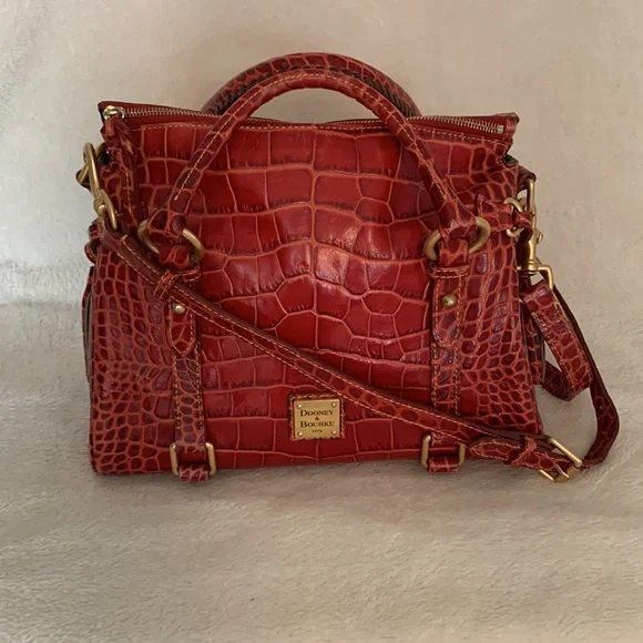 Spectacular Dooney & Bourke Red Crocodile Embossed Leather Handbag - Picture 2 of 15